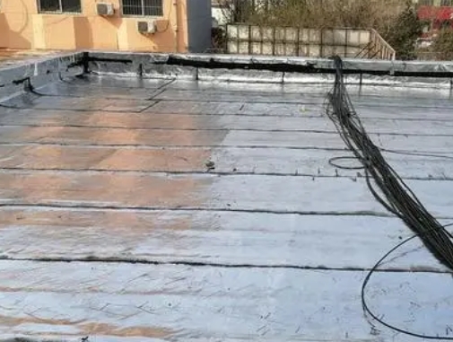 阜新卫生间漏水维修公司分享下阜新屋面楼顶防水刚性防水层施工要点。